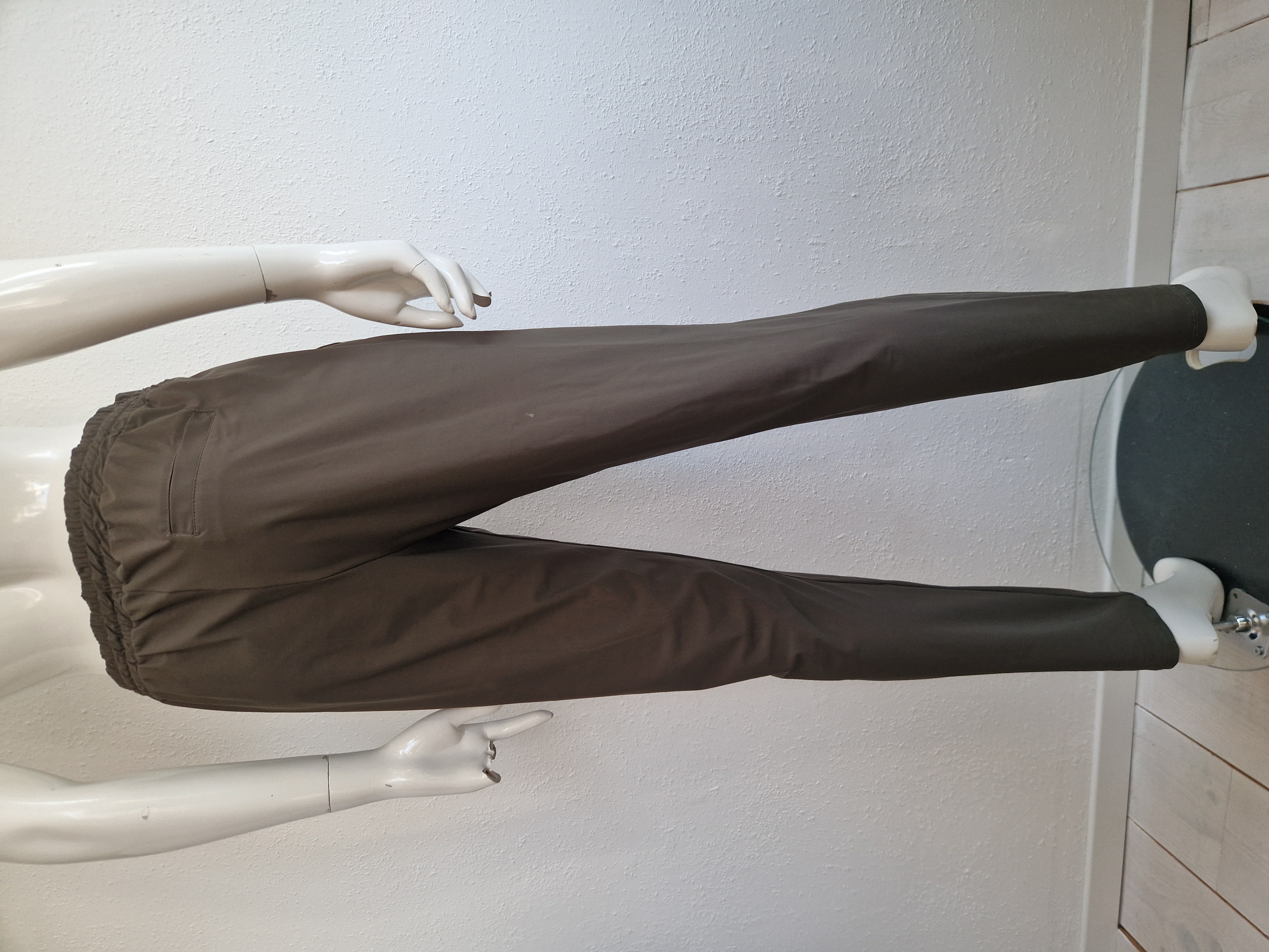 En Vogue pantalon. Maat S. Olijfgroen/travelstof.