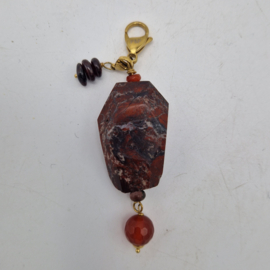 Pimps and Pearls hanger met edelsteen.Bruin.