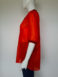 Beate Heymann blouse. Mt. M. Rood.