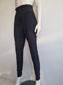 Studio Anneloes pantalon. Maat M. Travelstof/off black.