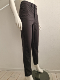 Closed pantalon Pedal Pusher. Maat 38/40, Zwart.