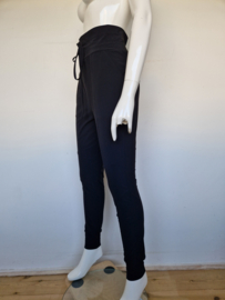 Studio Anneloes travelstof pantalon. Mt. S. Zwart.