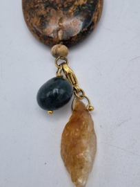 Pimps and Pearls hanger met edelsteen. Bruin/groen.