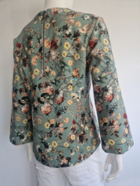 Gustav top. Maat 40, Zacht groen/bloemenprint.