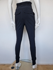 Studio Anneloes travelstof pantalon. Mt. S. Zwart.