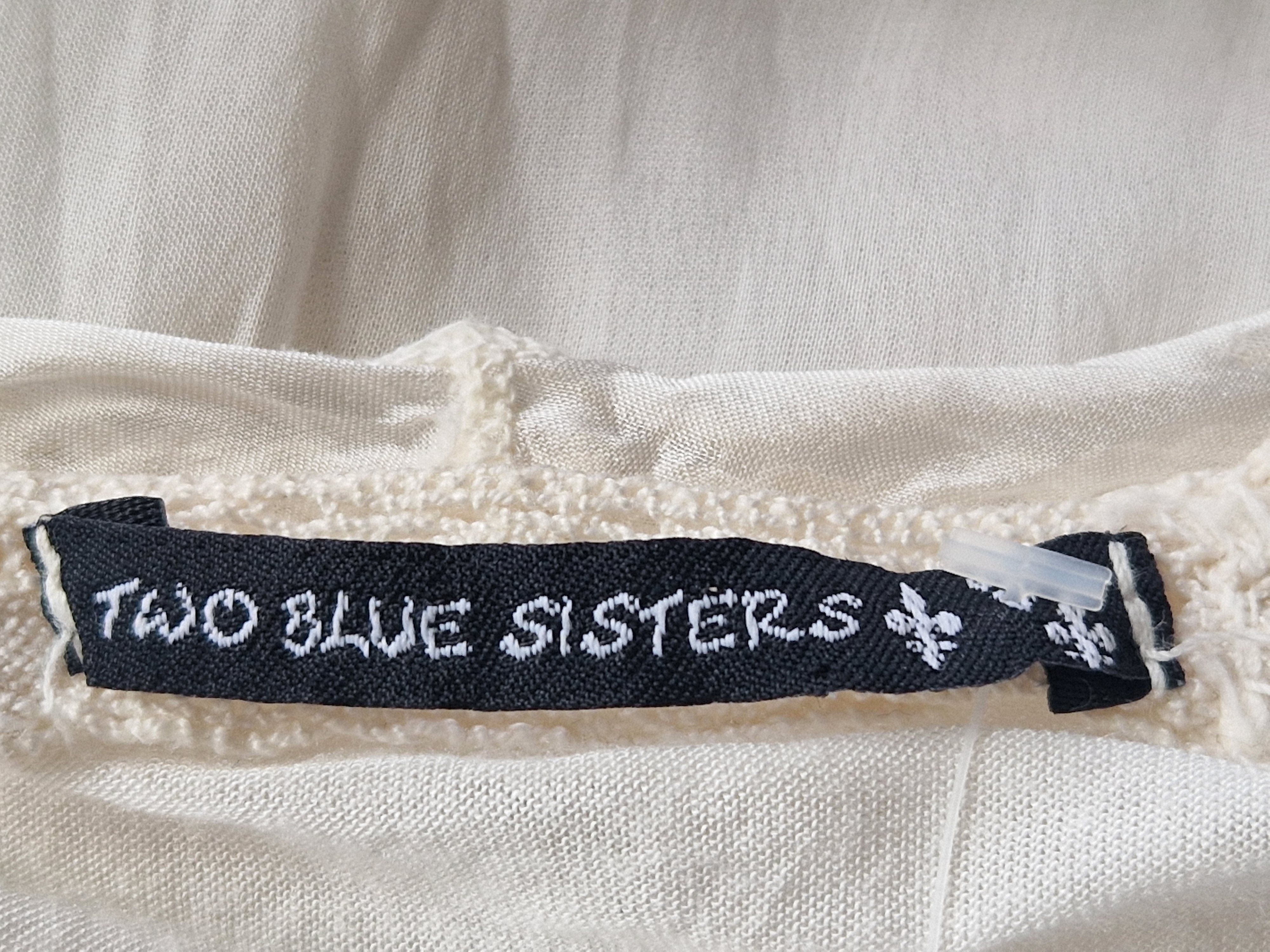 Two Blue Sisters top. Maat M. Crème/borduursels.