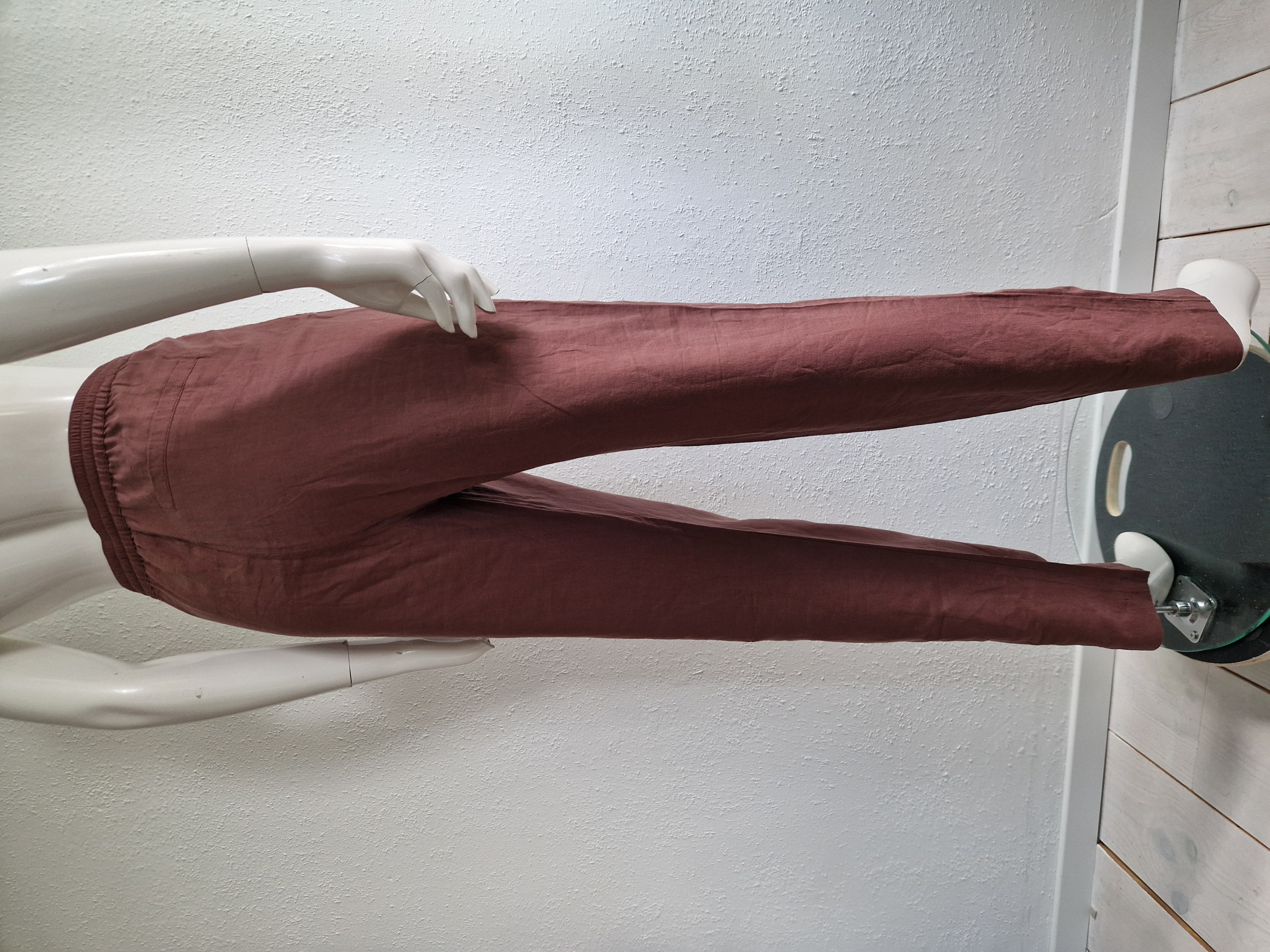 Humanoid jogger Vada. Maat M. Rosewood.
