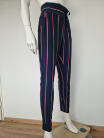 Studio Anneloes travelstof pantalon. Maat M. Donkerblauw/streep.