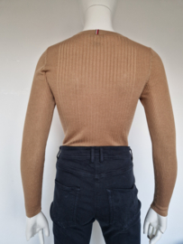 Tommy Hilfiger top met V-hals. Maat M. Camel.