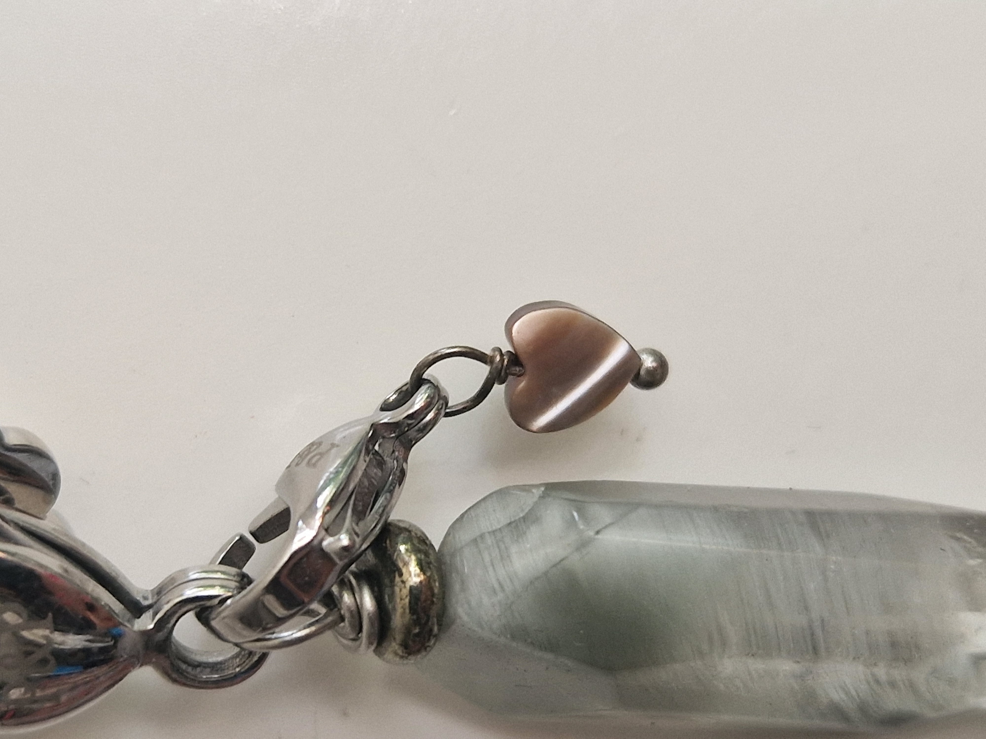Pimps & Pearls ketting. Grijs/paars. Leren koord