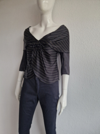 Emporio Armani top. Maat 10. Zwart/krijtstreep.