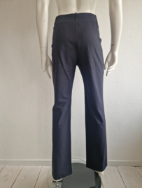 Closed pantalon met rechte pijpen. Maat 46. Nachtblauw.