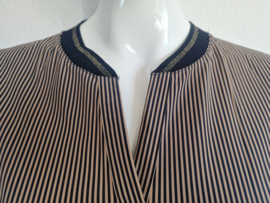 Sandwich jurk met V-hals. Maat M. Beige/blauw gestreept.