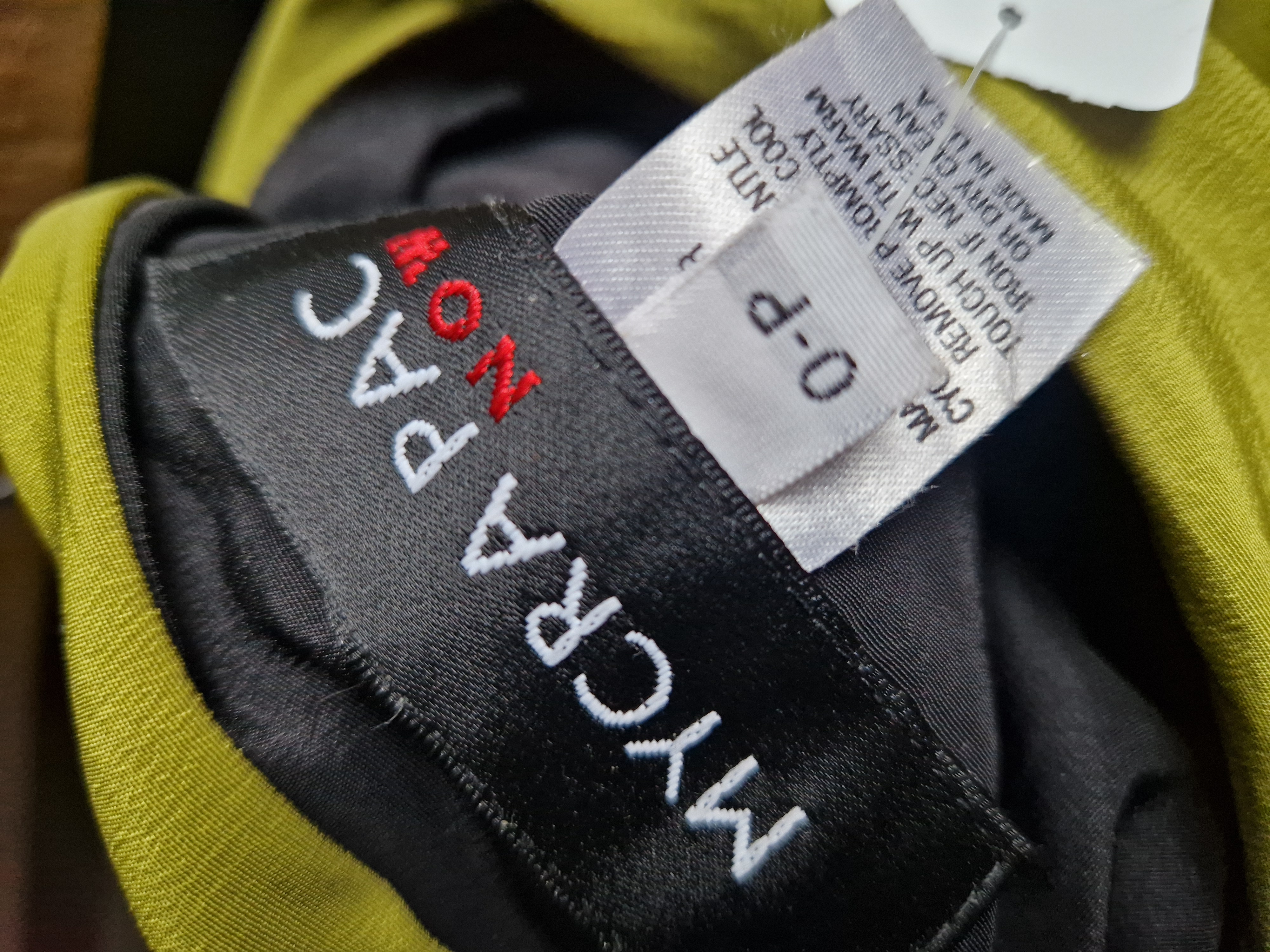 Mycra Pac reversibel regenjas. Maat M. Zwart/limegroen.