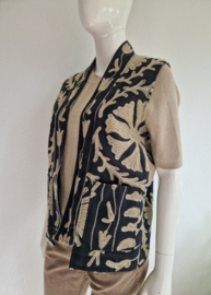 By Staer vest Isolde. Maat M. Antraciet/beige/ Suzani