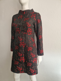 Vanilia jurk. Maat 38, Zwart/rood jacquard bloemmotief
