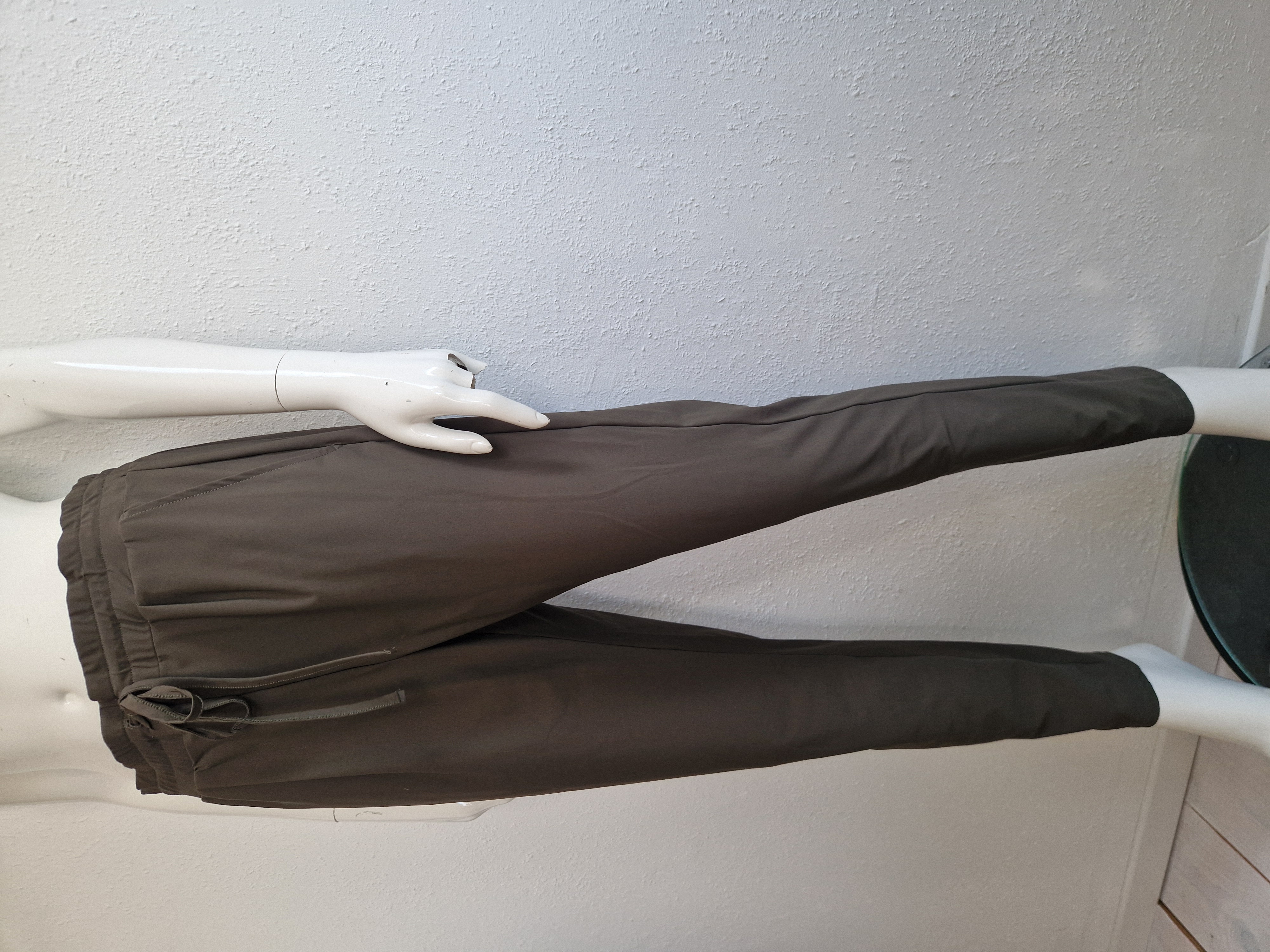 En Vogue pantalon. Maat S. Olijfgroen/travelstof.