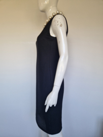 Boutique Moschino zwarte designerjurk met parelketting. Maat 36.