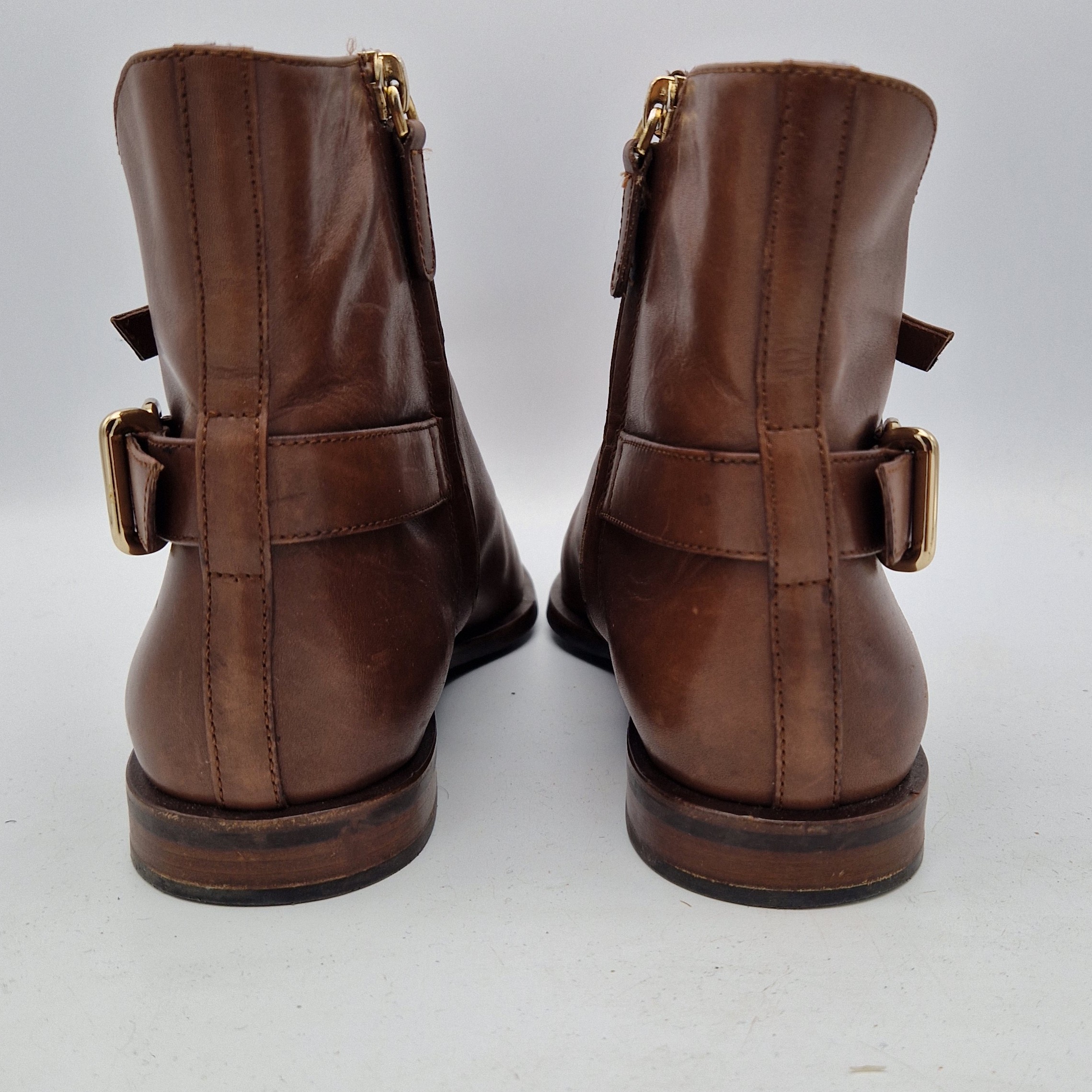 Tod's enkellaarsjes. Maat 40. Bruin/leer.