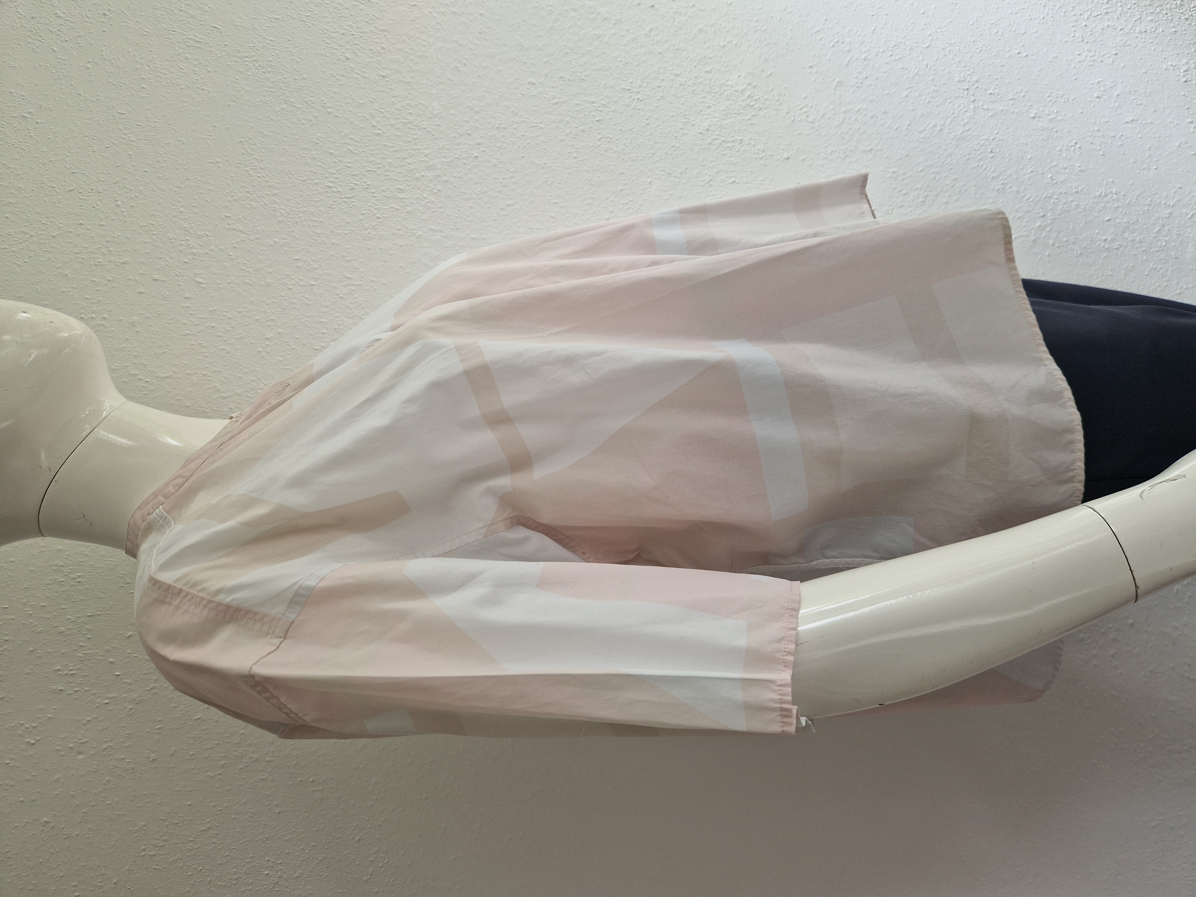 Closed blouse. Maat S/M. Wit/roze.