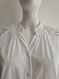 Wit katoenen blouse met kanten mouwtjes. Maat 40,