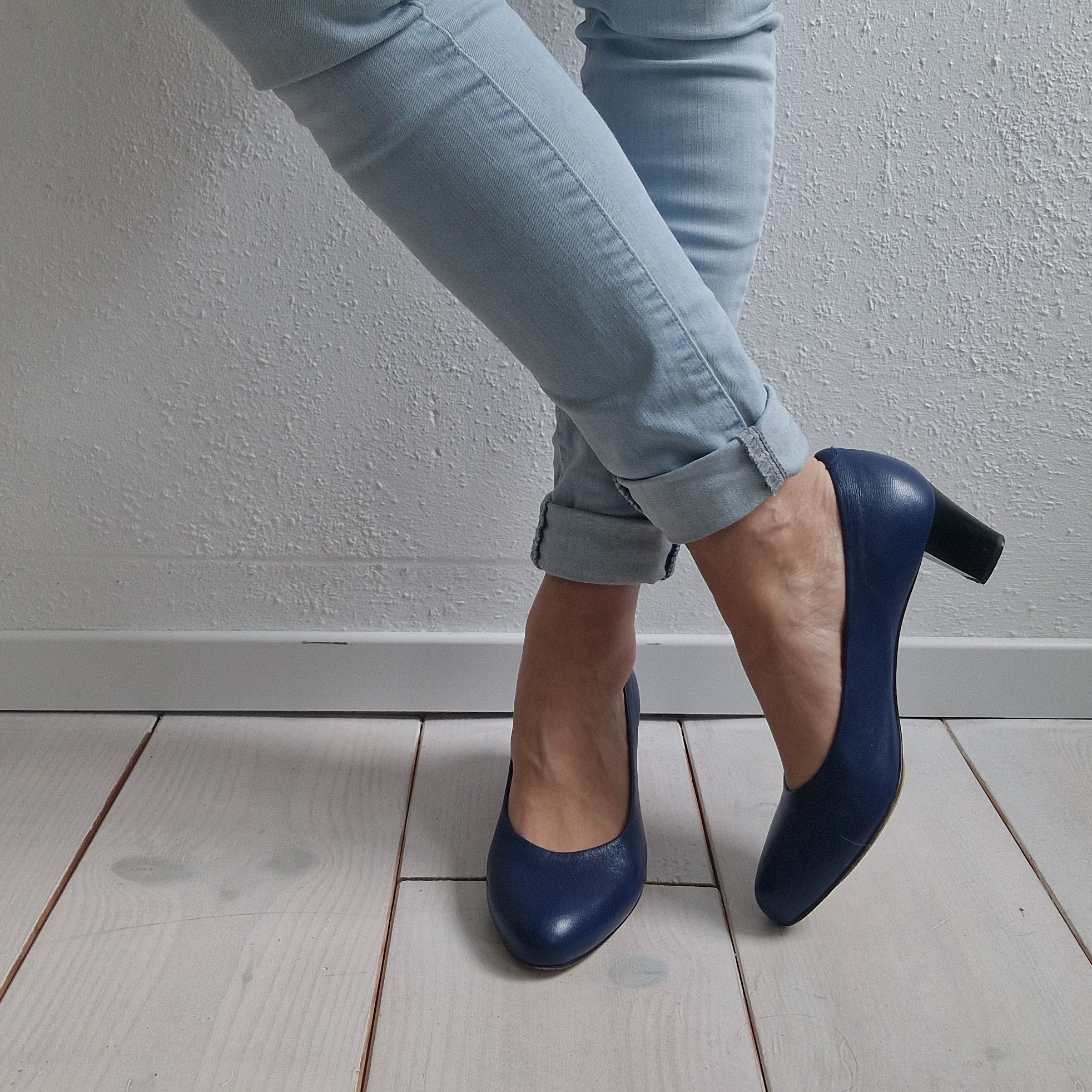Voltan pumps. Maat 40, Donkerblauw/leer.