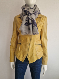 Lichtgrijze shawl met geborduurde delftblauwe motieven.
