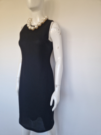 Boutique Moschino zwarte designerjurk met parelketting. Maat 36.