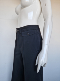 Closed flared pantalon. Mt. 28, Zwart.