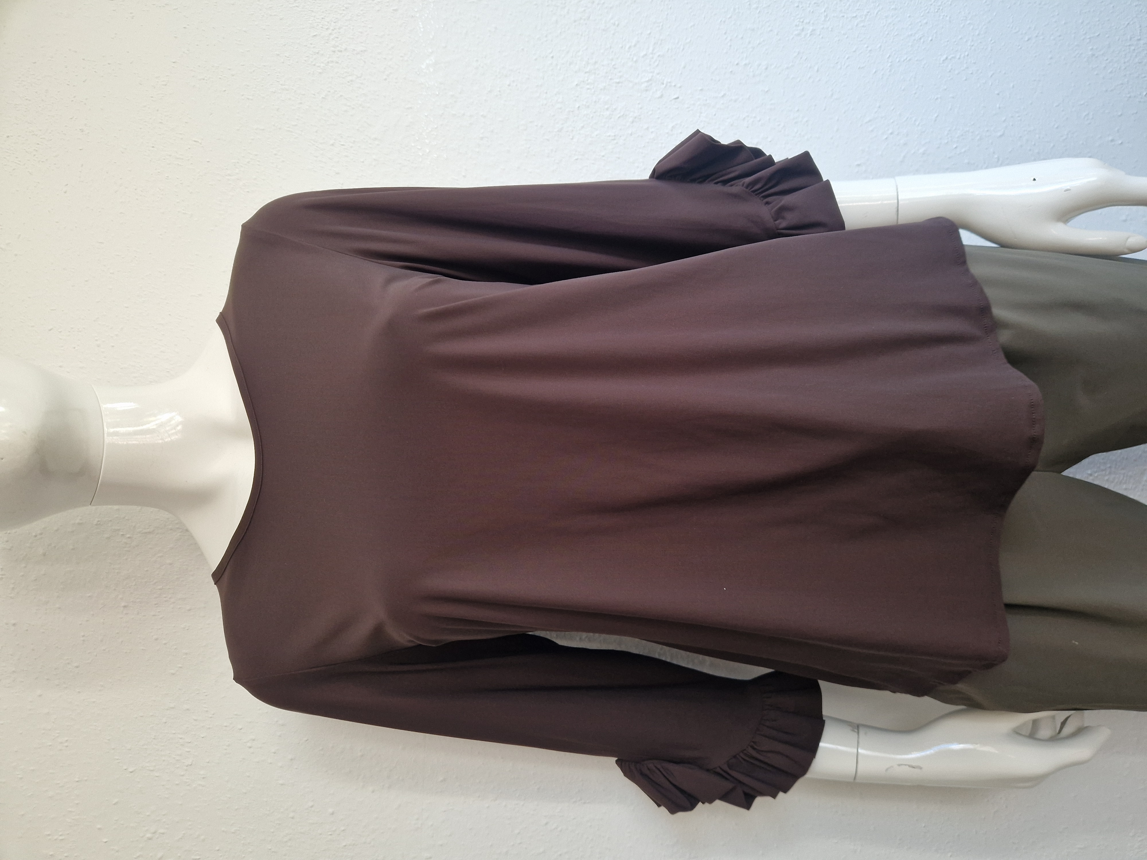 Studio Anneloes top met roezels. Maat L. Bruin.