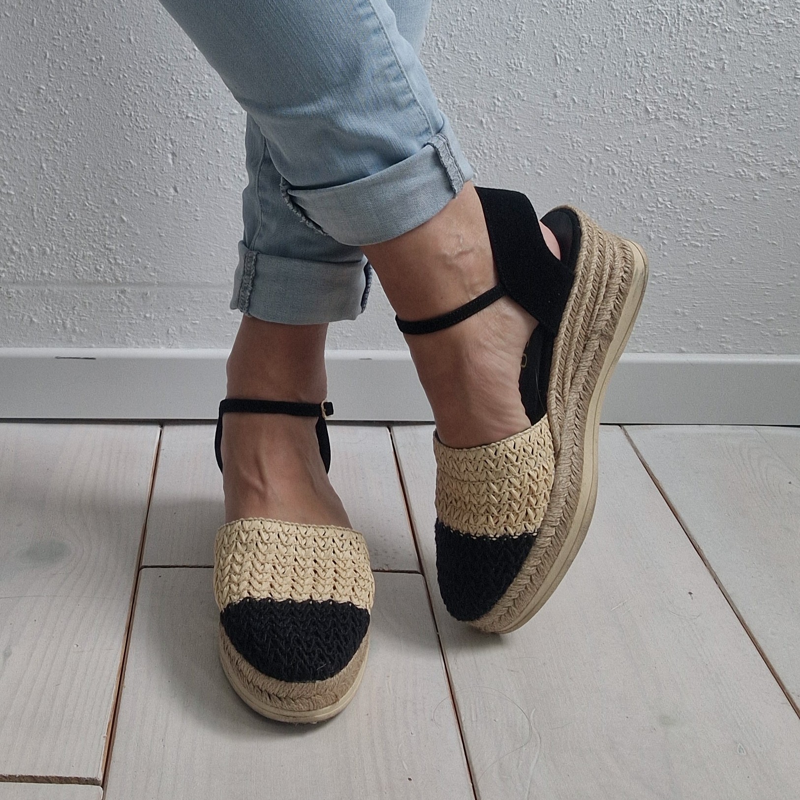 Unisa sandalen met sleehak. Maat 40. Zwart/beige.
