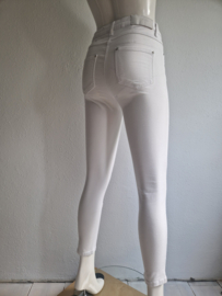 Madeleine cropped skinny. Maat 36. Wit/vlinder applicaties.