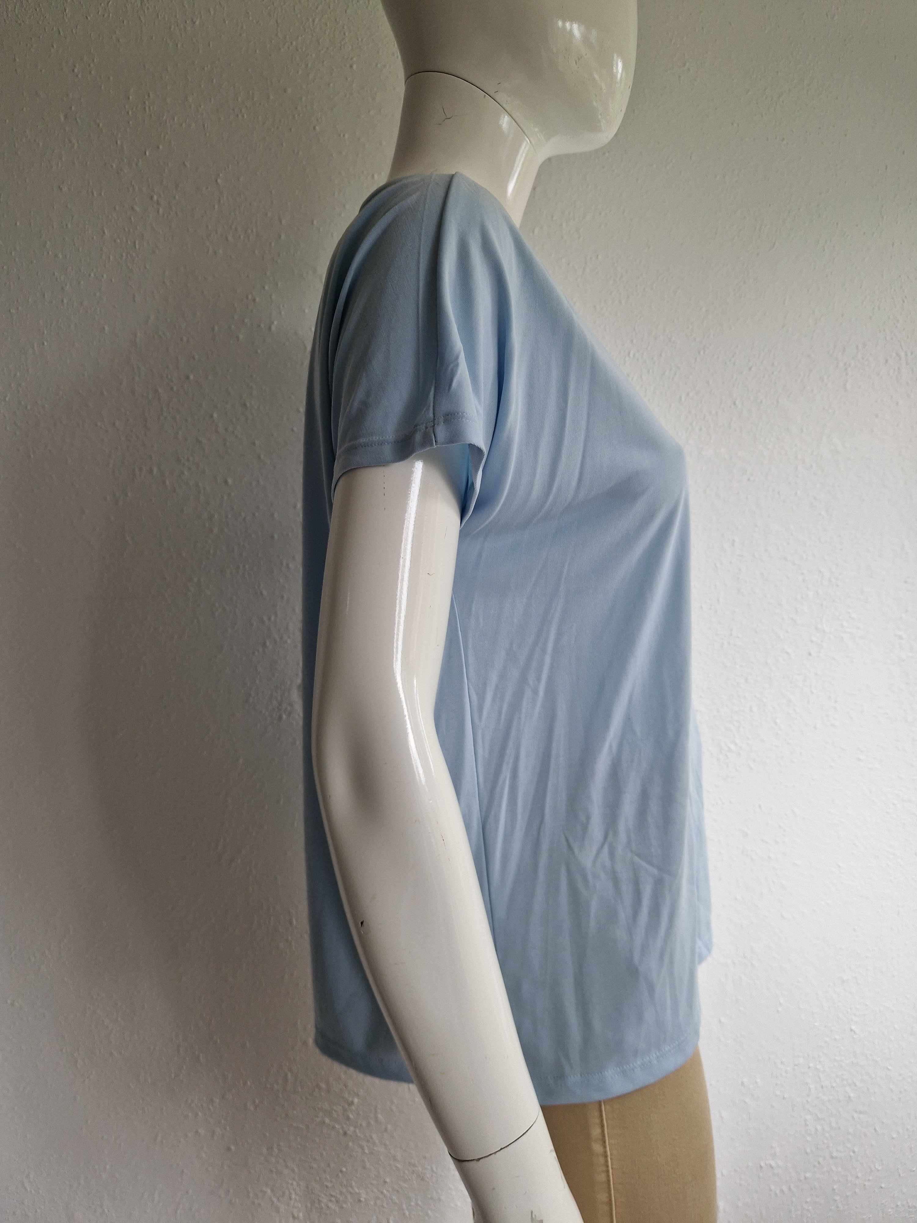 Msch shirt Fenya met V-hals. Maat M/L. Lichtblauw.