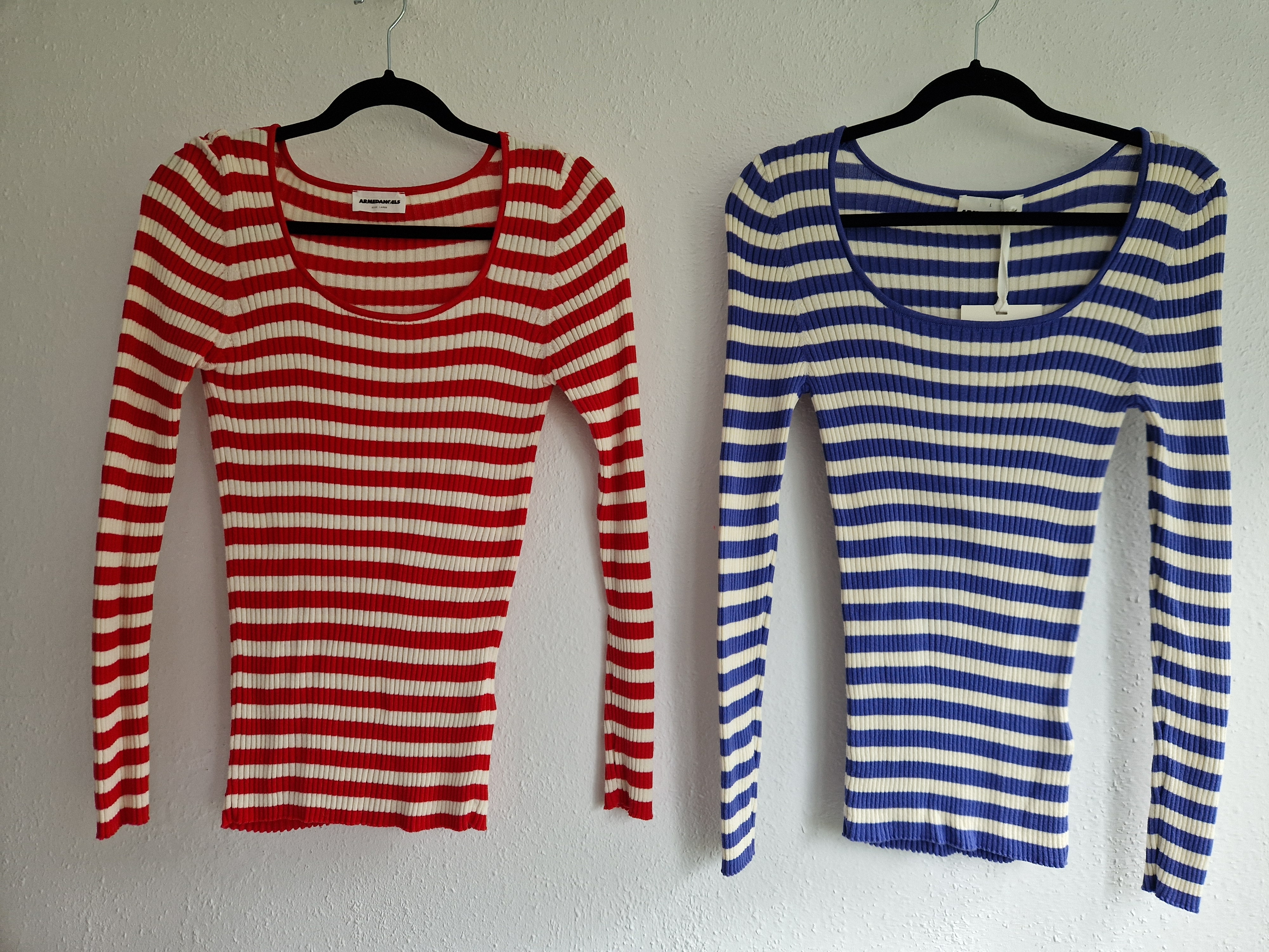 Armedangels top Alaania. Maat L. Rood/crème.