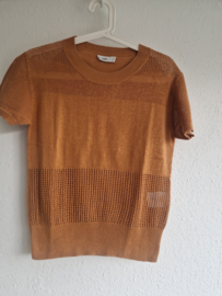 Closed opengewerkte knit top. Maat XS. Camel.