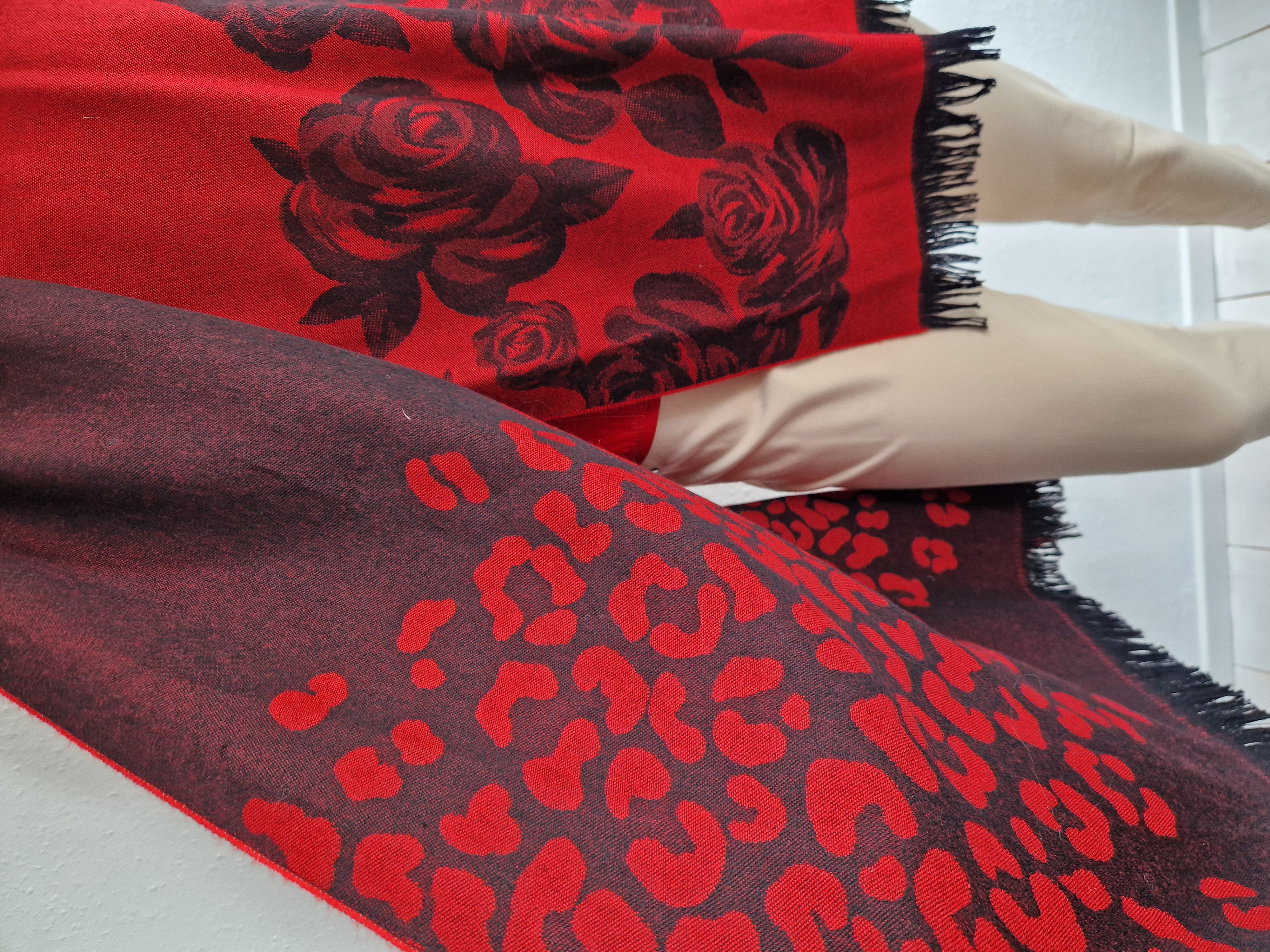 Shawl Rood/zwart/rozen.