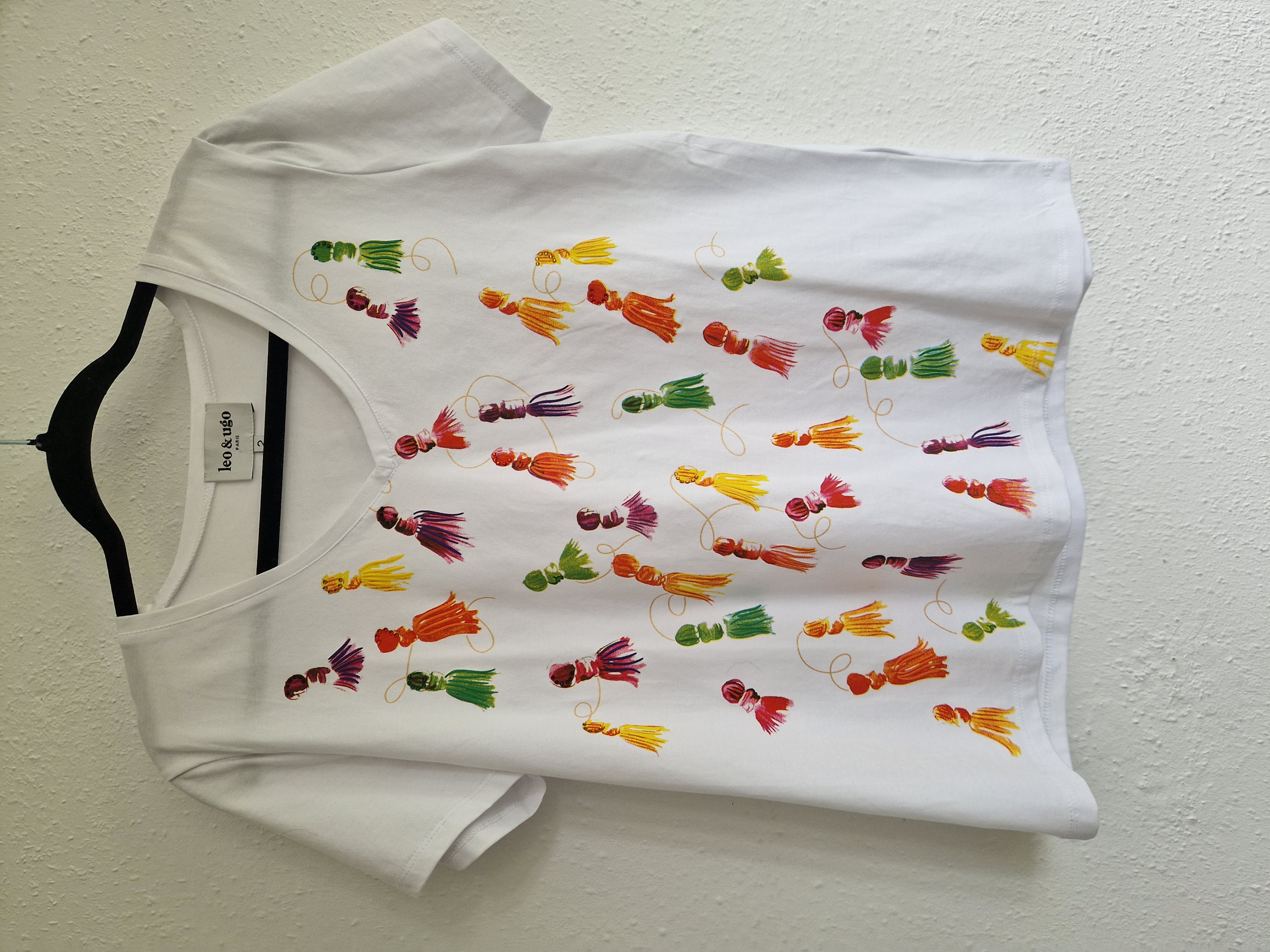Leo & Ugo shirt met V-hals. Maat 2, Wit/kwastjesprint.