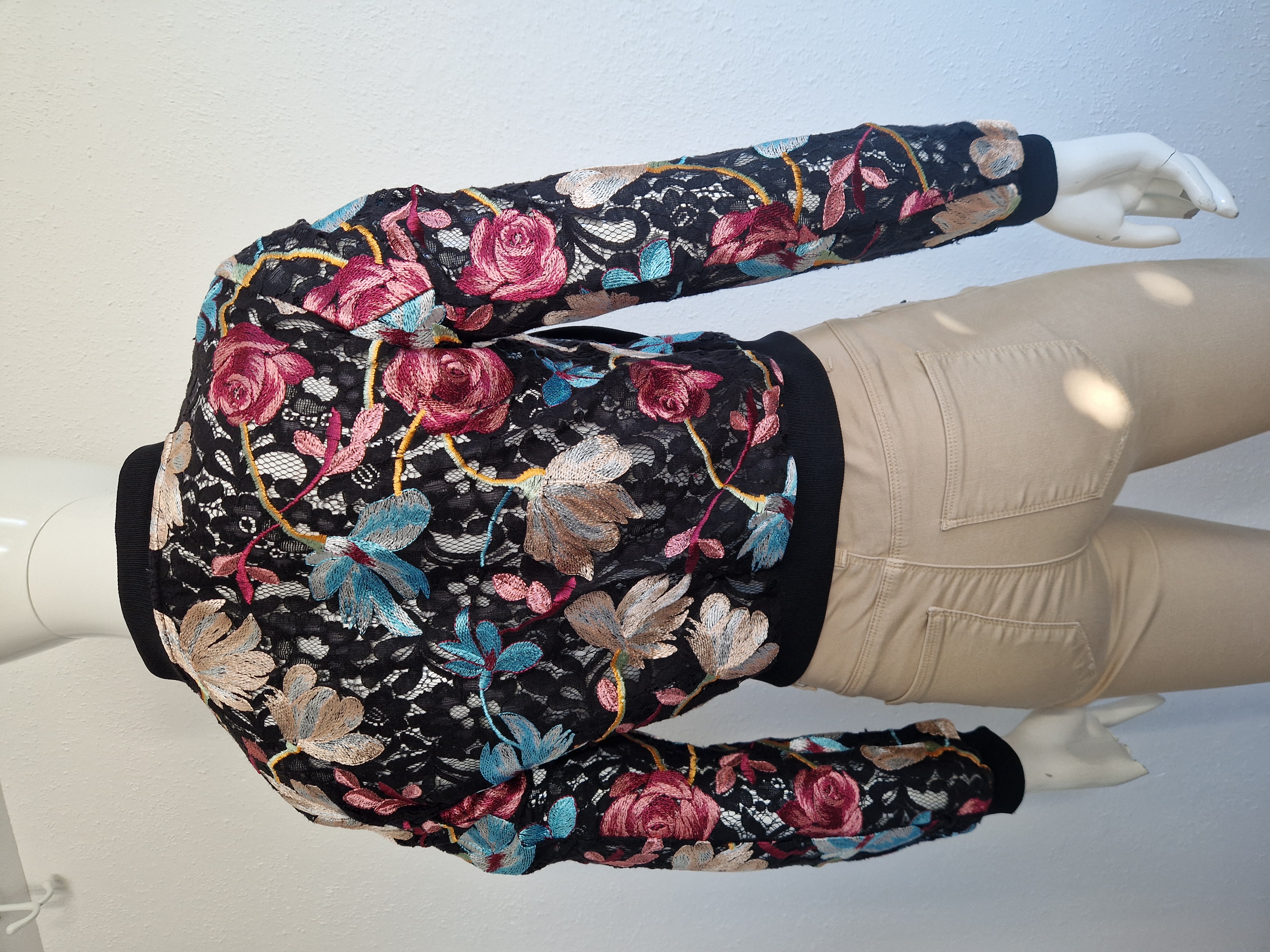 Benetton bomber jasje. Maat S. Zwart/kant/bloemen