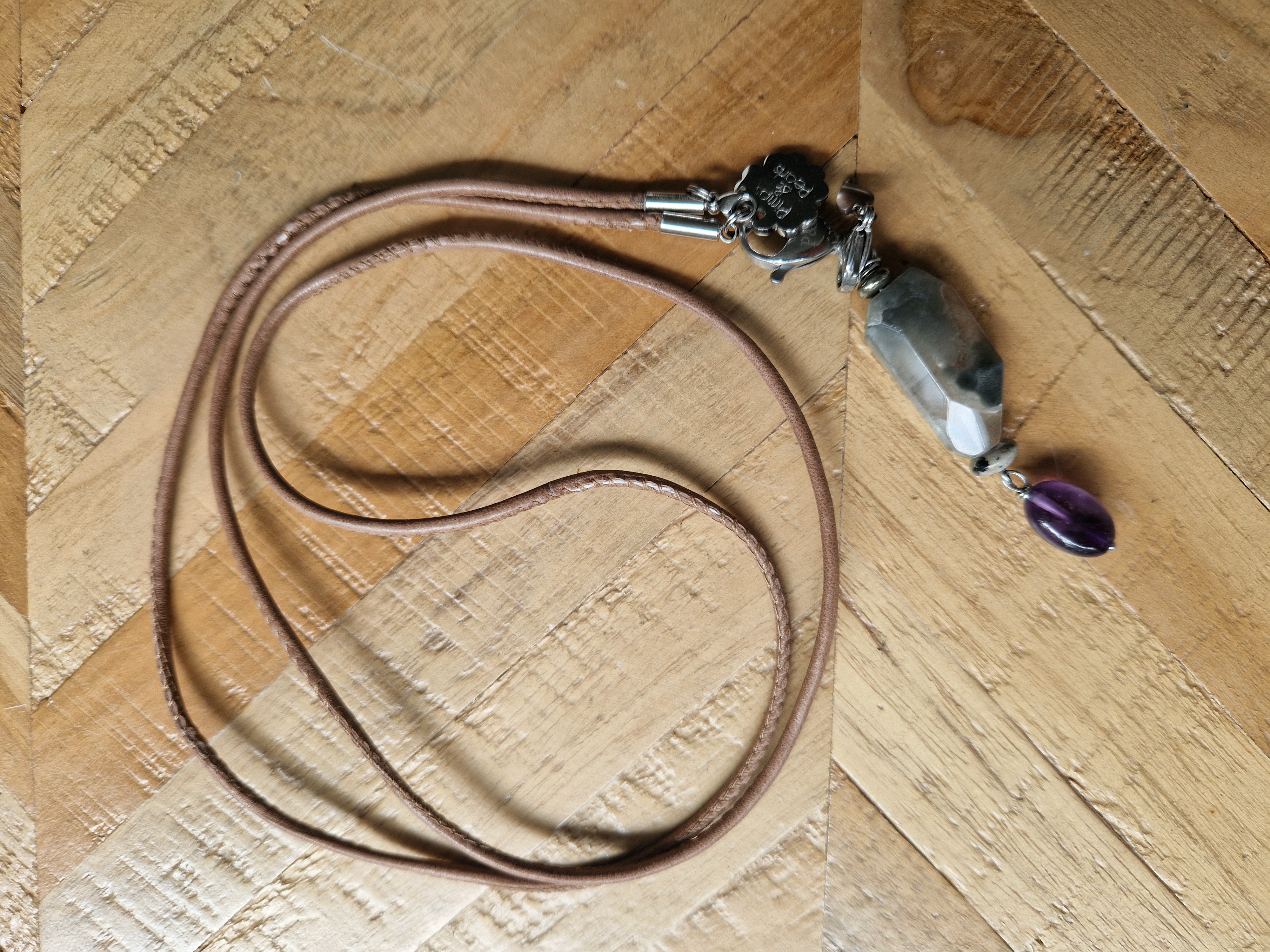Pimps & Pearls ketting. Grijs/paars. Leren koord