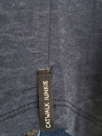 Catwalk Junkie t-shirt. Maat M. Blauw/tekst