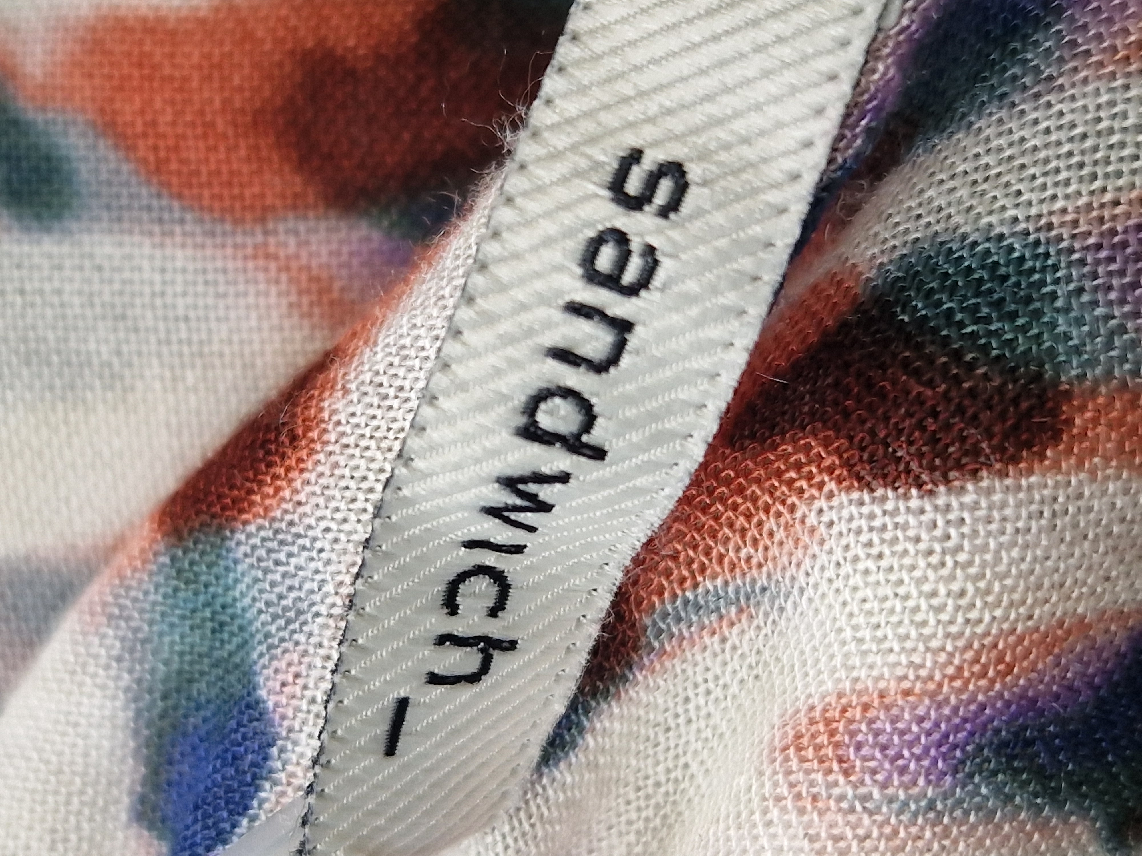 Sandwich shawl. All over print.