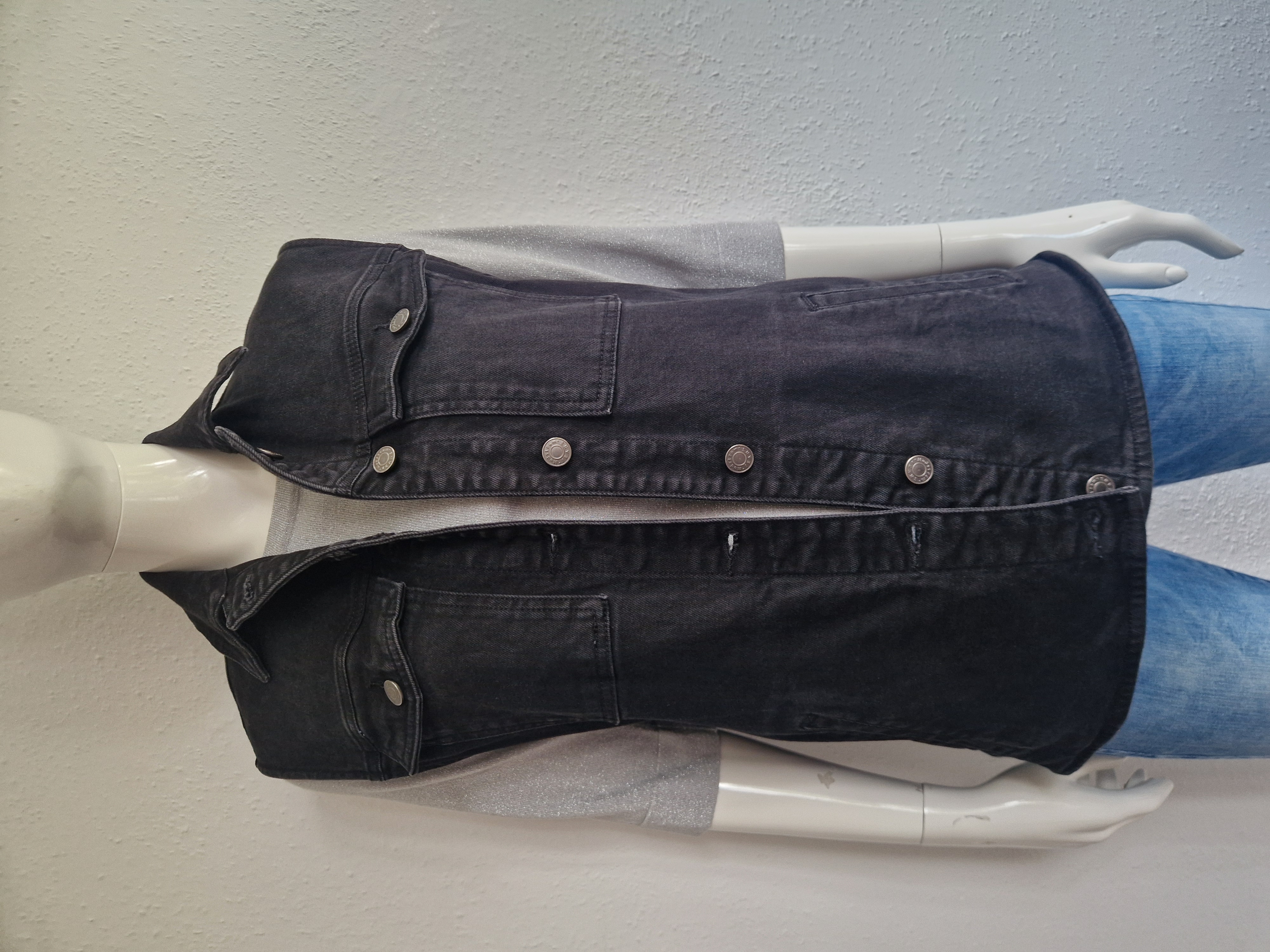 Modström gilet Nour. Maat S. Zwart/denim.