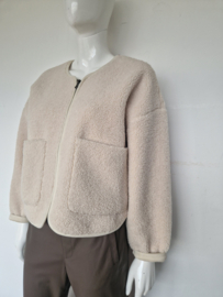 Knit-ted teddie jacket. Maat M. Sand/ reversible