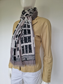 Anar Creations sjaal. Grafische huizenprint.