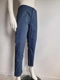 Closed cropped chino. Maat 31,Blauw.