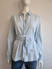 Marc Cain denim blouse met strikceintuur. Maat 3, Lichtblauw.