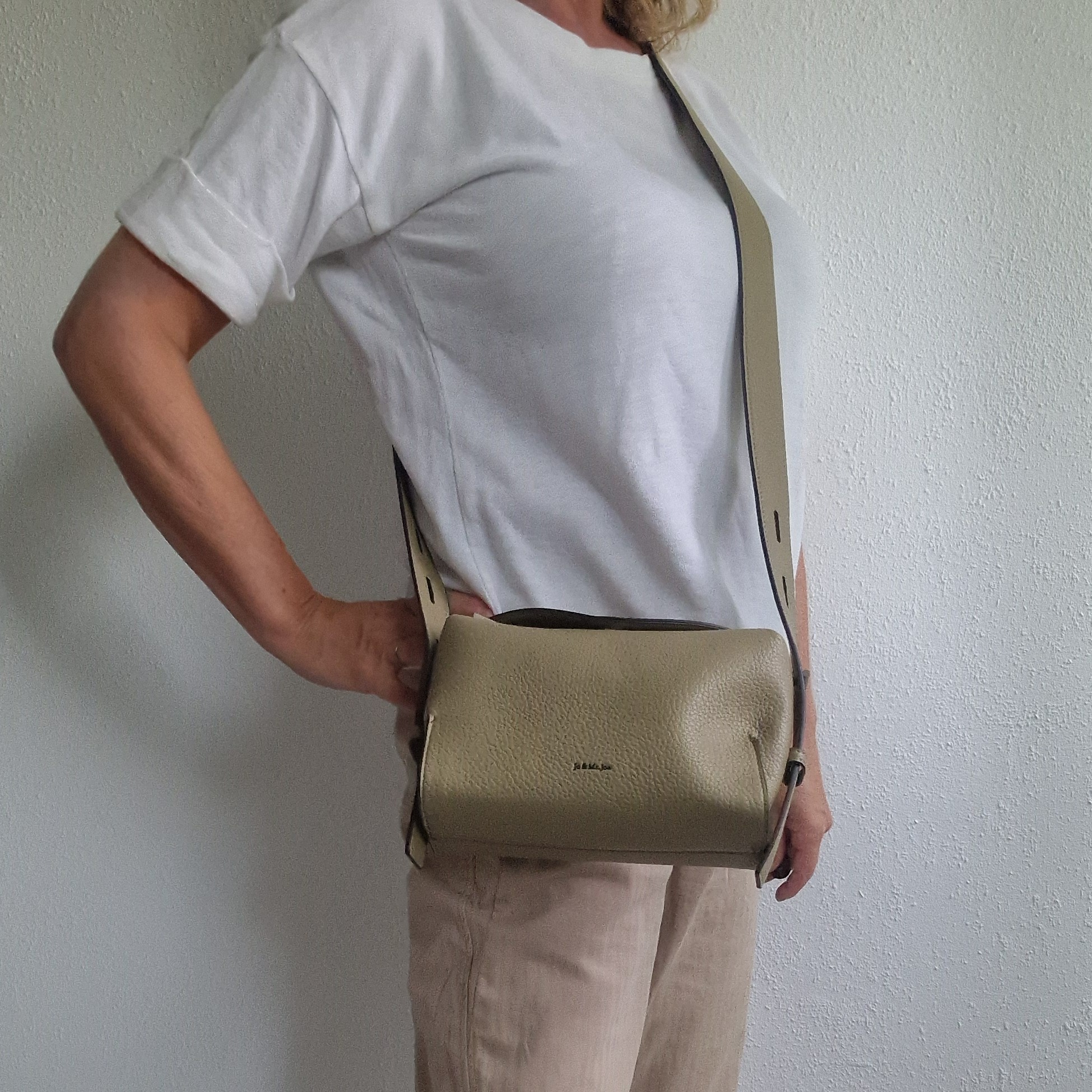 Jo & Mr Joe crossbody tas. Taupe/imitatieleer.