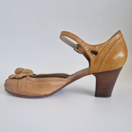 Alberto Fermani leren pumps met bloem. Maat 37