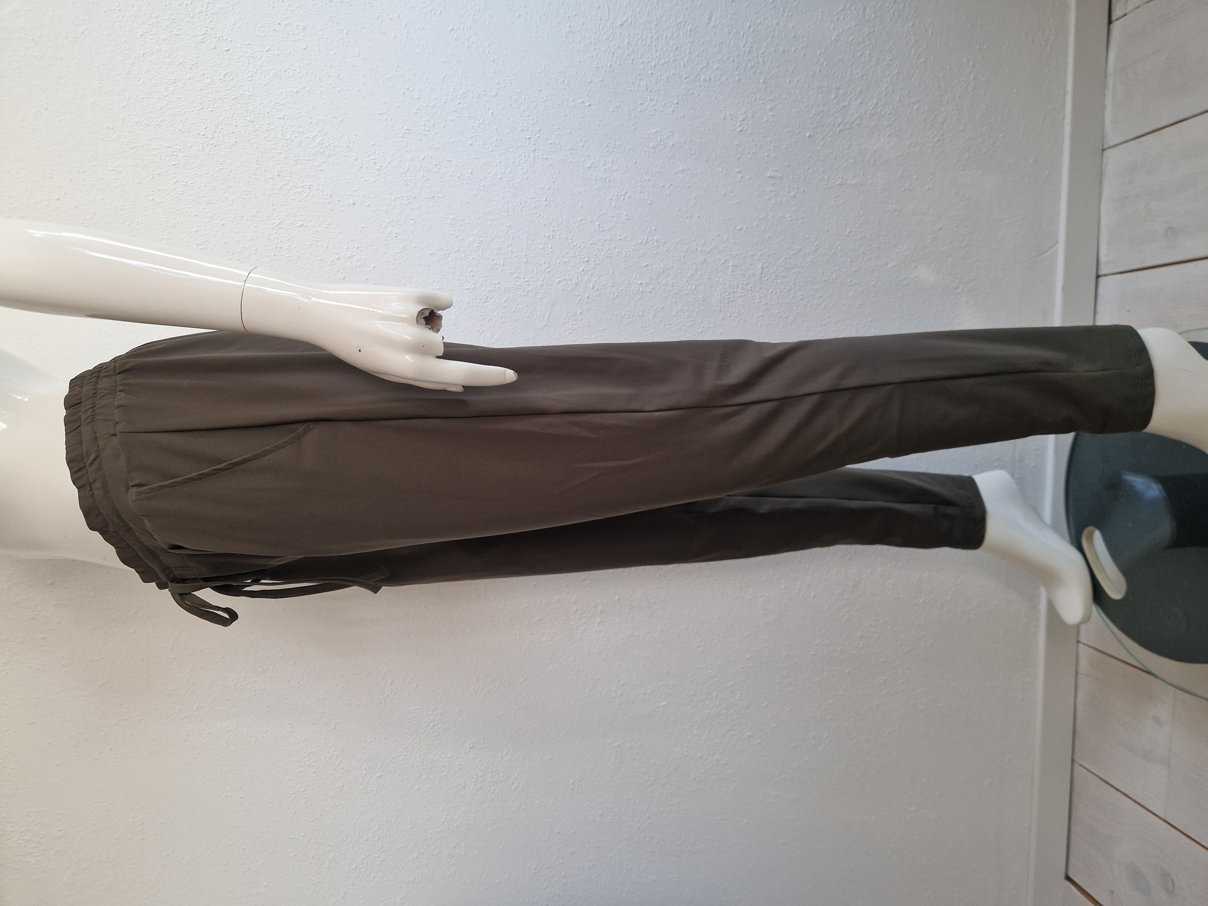 En Vogue pantalon. Maat S. Olijfgroen/travelstof.