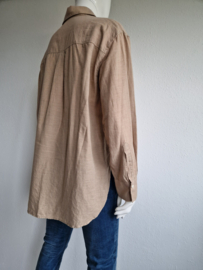 Closed blouse. Maat S. Beige.